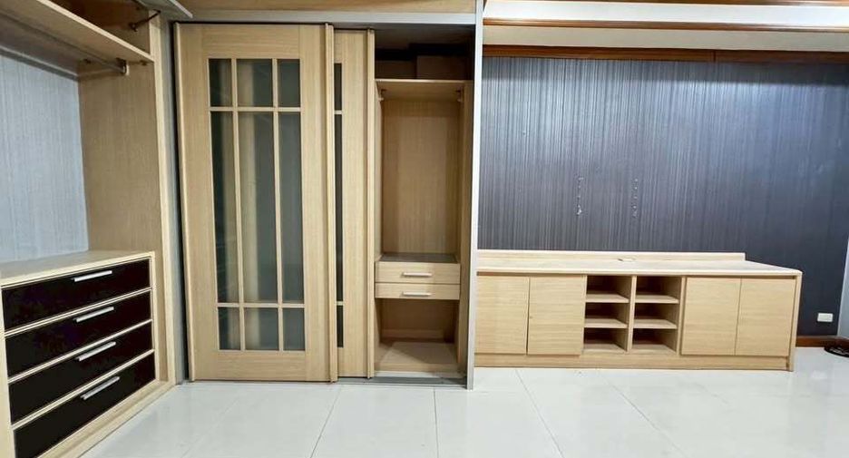 Reihenhaus zur Miete mit 3 Zimmer in Bangkok Noi, Bangkok