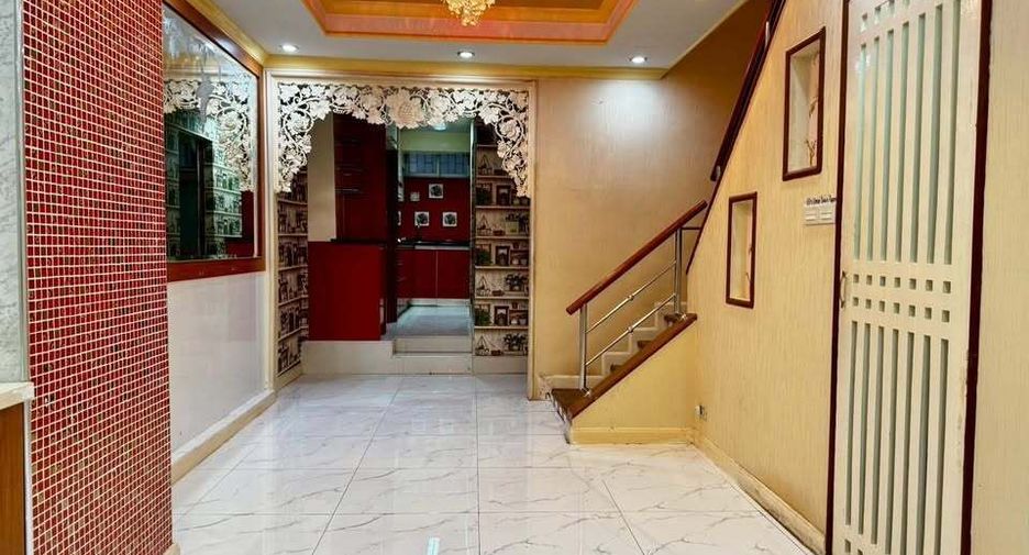 Reihenhaus zur Miete mit 3 Zimmer in Bangkok Noi, Bangkok