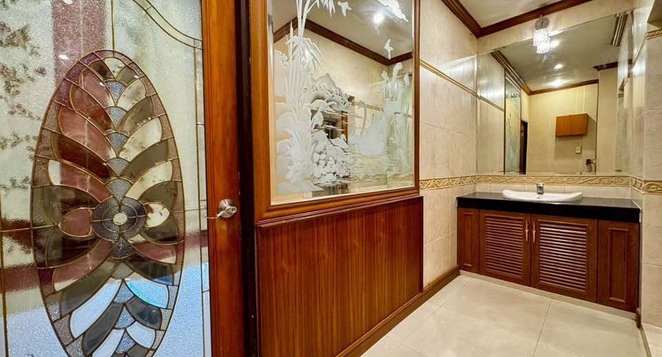 Reihenhaus zur Miete mit 3 Zimmer in Bangkok Noi, Bangkok