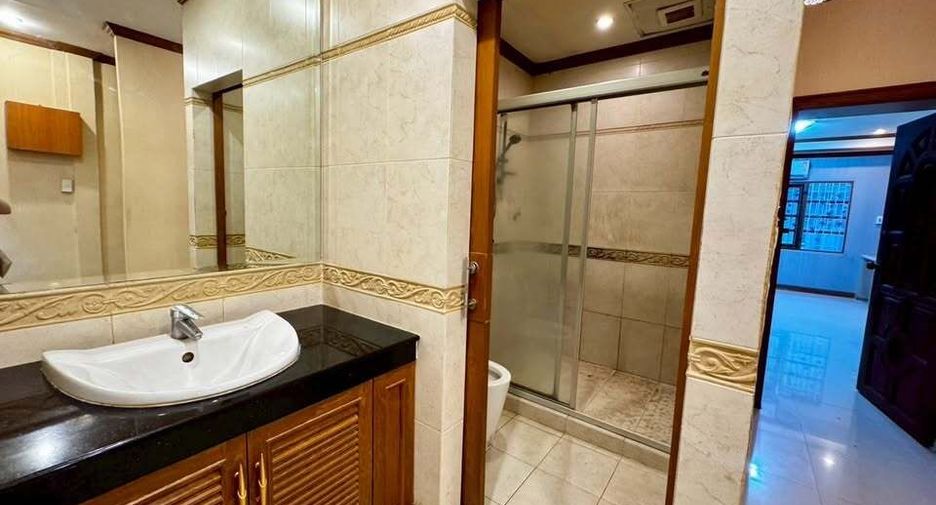 Аренда 3 спальни таунхаус в Бангкок Нои, Бангкок