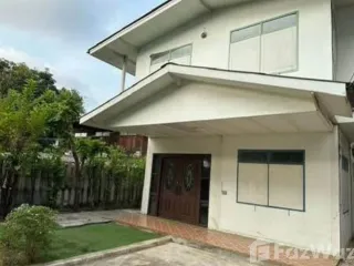 出租 3 卧室 独立屋 在 Khlong Toei, 曼谷