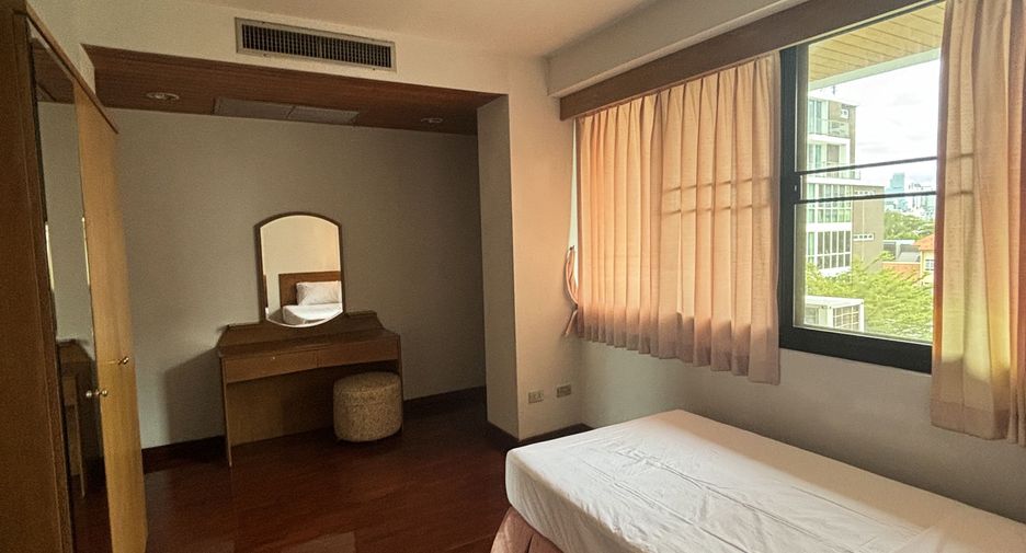 For rent 3 bedrooms apartment in Phaya Thai, Bangkok