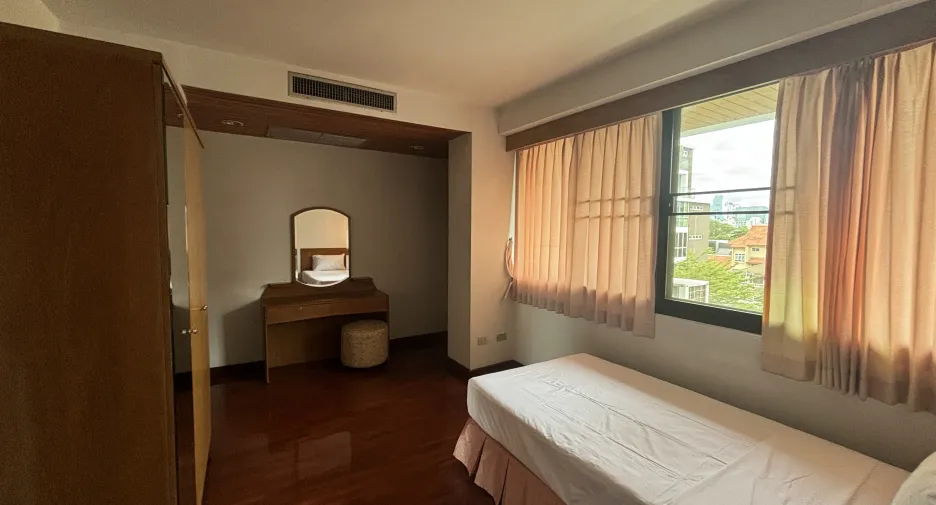 For rent 3 bedrooms apartment in Phaya Thai, Bangkok