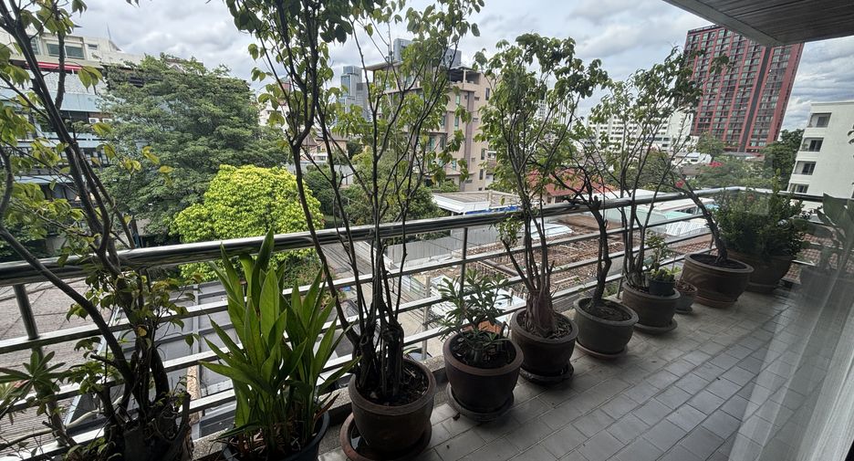 For rent 3 bedrooms apartment in Phaya Thai, Bangkok