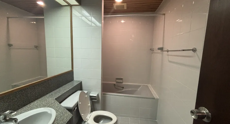 For rent 3 bedrooms apartment in Phaya Thai, Bangkok