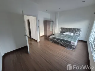 Casa adosada en alquiler de 3 habitaciones en Sai Mai, Bangkok