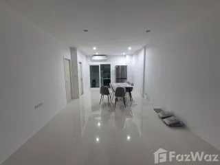 Casa adosada en alquiler de 3 habitaciones en Sai Mai, Bangkok