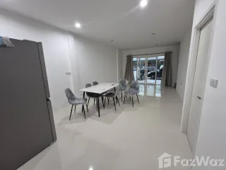 Casa adosada en alquiler de 3 habitaciones en Sai Mai, Bangkok