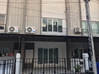 Casa adosada en alquiler de 3 habitaciones en Sai Mai, Bangkok