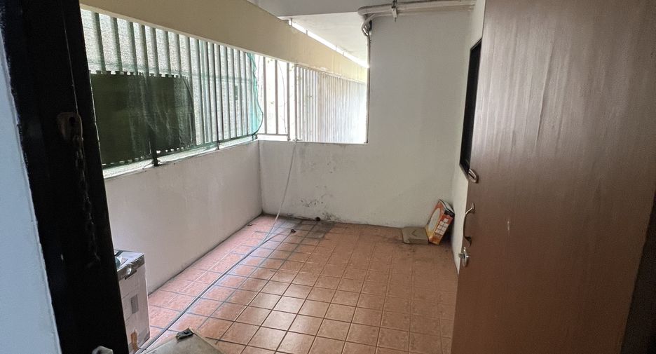 For rent 3 bedrooms apartment in Khlong Toei, Bangkok