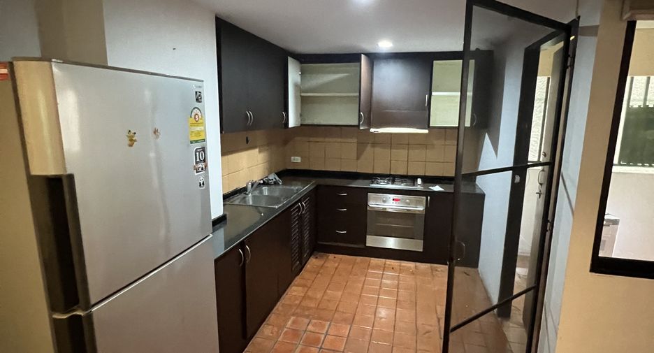 For rent 3 bedrooms apartment in Khlong Toei, Bangkok