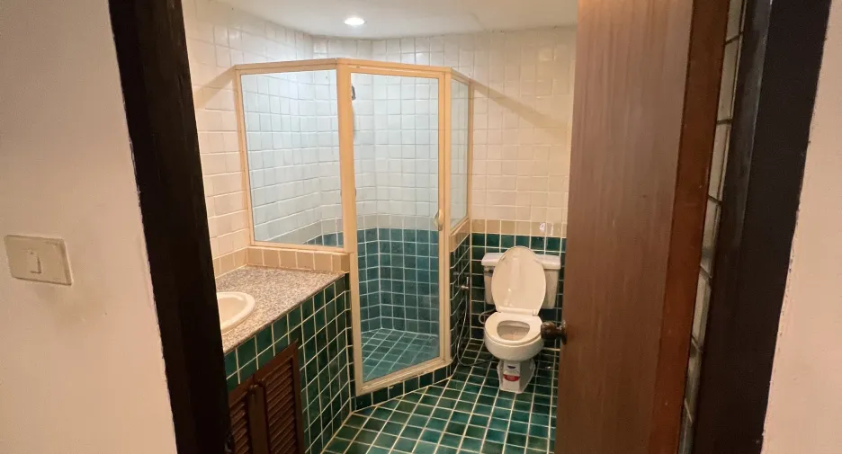 For rent 3 bedrooms apartment in Khlong Toei, Bangkok