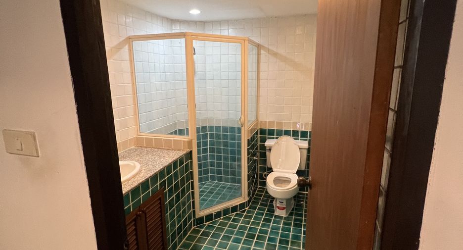 For rent 3 bedrooms apartment in Khlong Toei, Bangkok