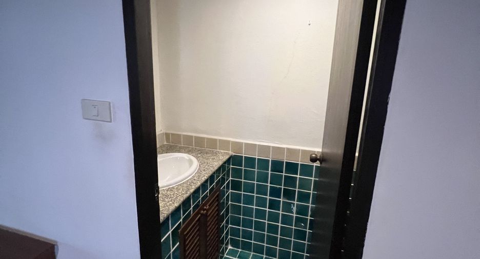 For rent 3 bedrooms apartment in Khlong Toei, Bangkok