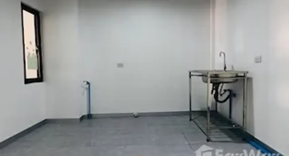 For rent 3 bedrooms townhouse in Prawet, Bangkok