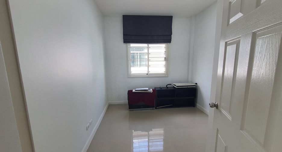 For rent 3 bedrooms townhouse in Bang Khae, Bangkok