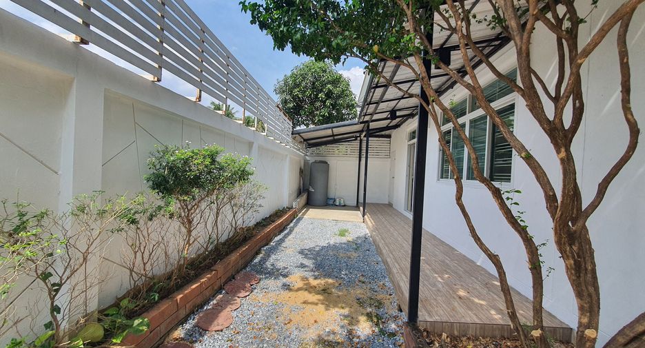 For rent 3 bedrooms townhouse in Bang Khae, Bangkok