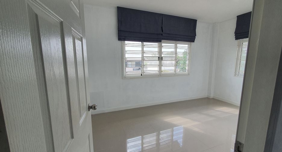 For rent 3 bedrooms townhouse in Bang Khae, Bangkok