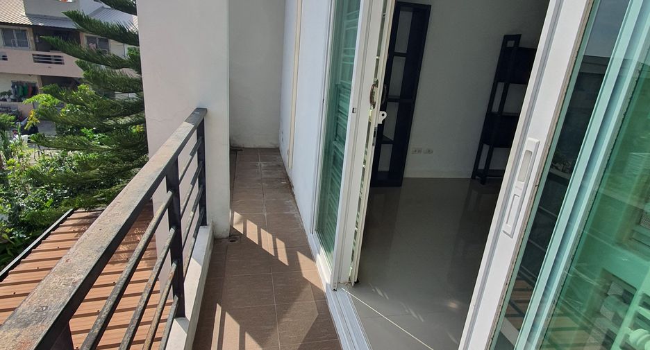 For rent 3 bedrooms townhouse in Bang Khae, Bangkok