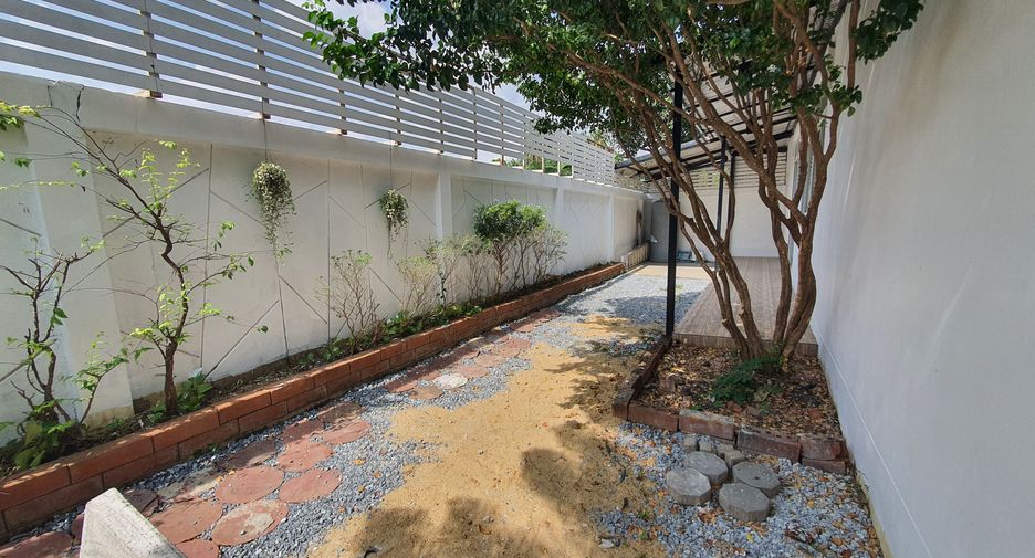 For rent 3 bedrooms townhouse in Bang Khae, Bangkok