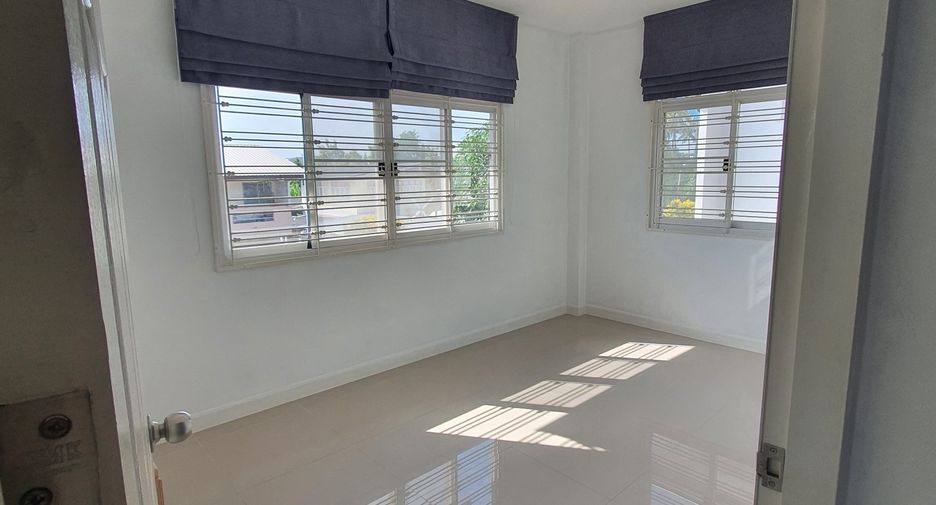 For rent 3 bedrooms townhouse in Bang Khae, Bangkok