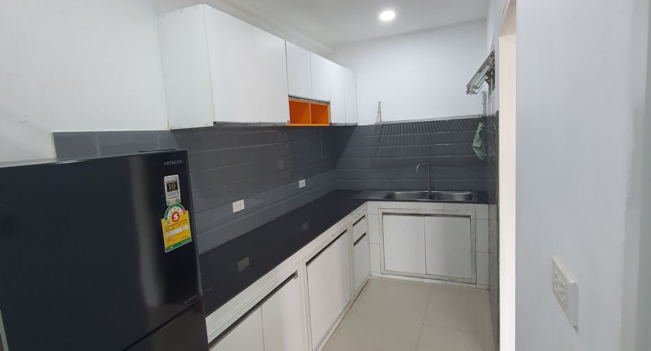 For rent 3 bedrooms townhouse in Bang Khae, Bangkok
