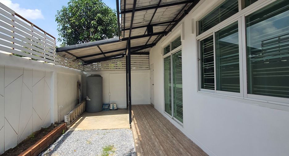 For rent 3 bedrooms townhouse in Bang Khae, Bangkok