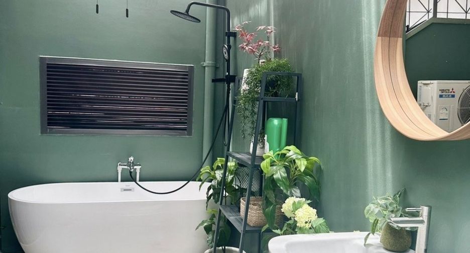 For rent 5 bedrooms townhouse in Bang Khen, Bangkok