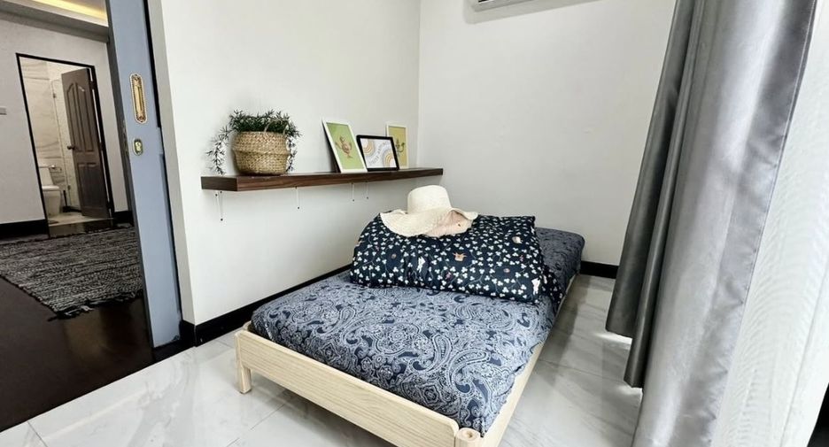 For rent 5 bedrooms townhouse in Bang Khen, Bangkok
