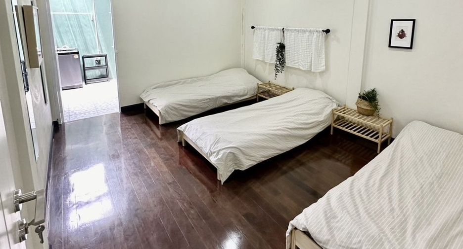 For rent 5 bedrooms townhouse in Bang Khen, Bangkok
