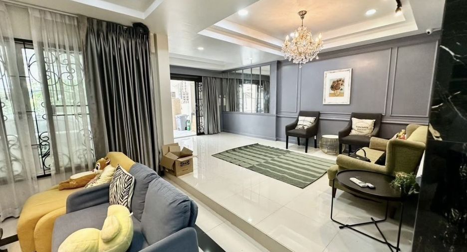 For rent 5 bedrooms townhouse in Bang Khen, Bangkok