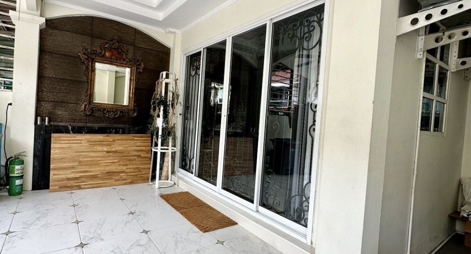 For rent 5 bedrooms townhouse in Bang Khen, Bangkok