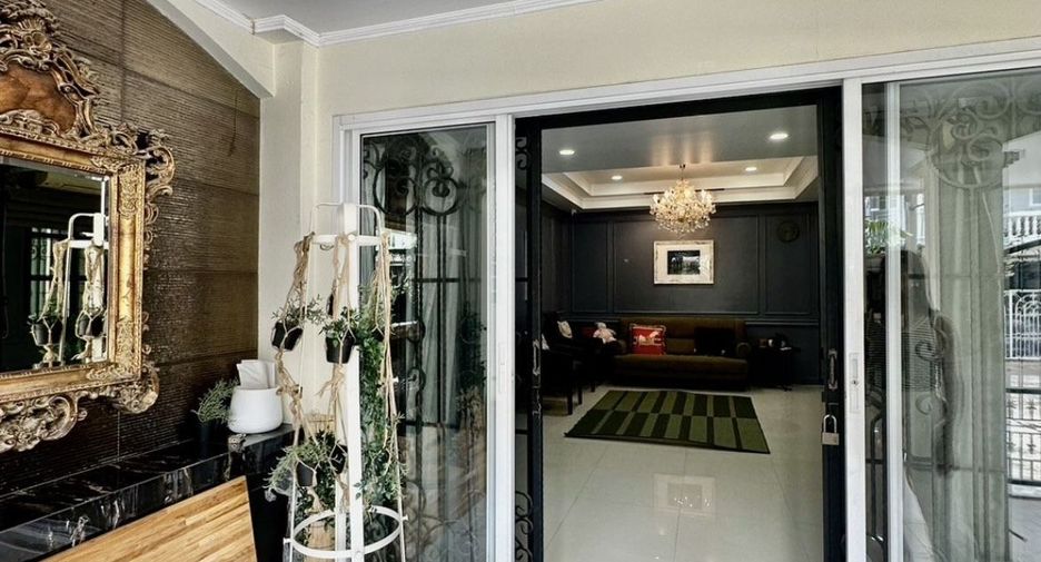 For rent 5 bedrooms townhouse in Bang Khen, Bangkok