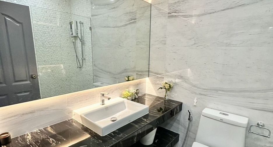 For rent 5 bedrooms townhouse in Bang Khen, Bangkok
