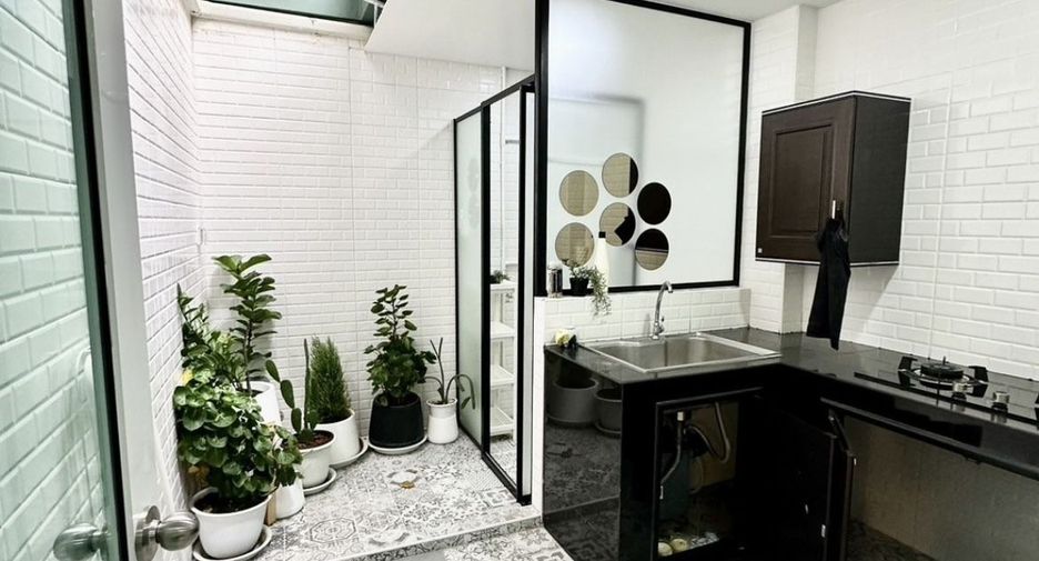 For rent 5 bedrooms townhouse in Bang Khen, Bangkok