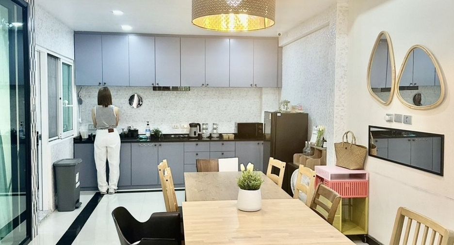 For rent 5 bedrooms townhouse in Bang Khen, Bangkok
