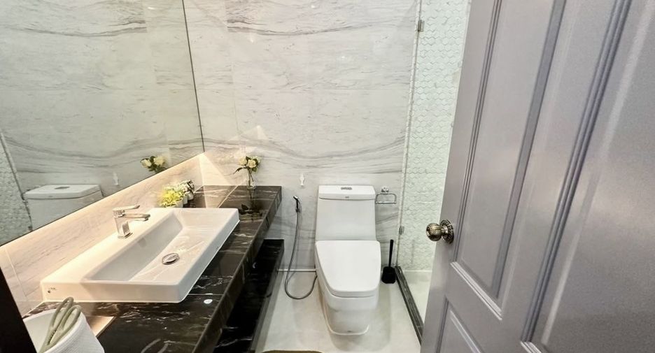 For rent 5 bedrooms townhouse in Bang Khen, Bangkok