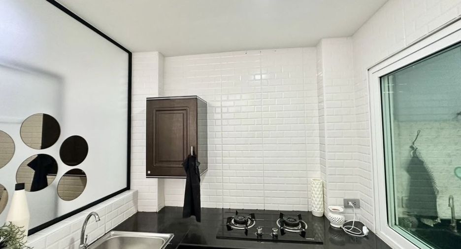 For rent 5 bedrooms townhouse in Bang Khen, Bangkok