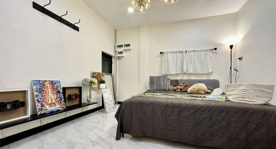 For rent 5 bedrooms townhouse in Bang Khen, Bangkok