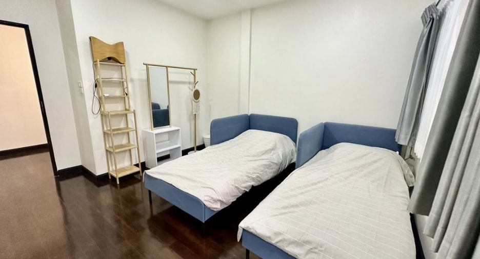 For rent 5 bedrooms townhouse in Bang Khen, Bangkok