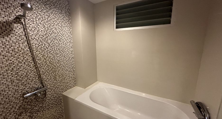 For rent 2 bedrooms condo in Pathum Wan, Bangkok