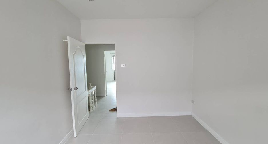 For rent 2 bedrooms townhouse in Bang Kapi, Bangkok
