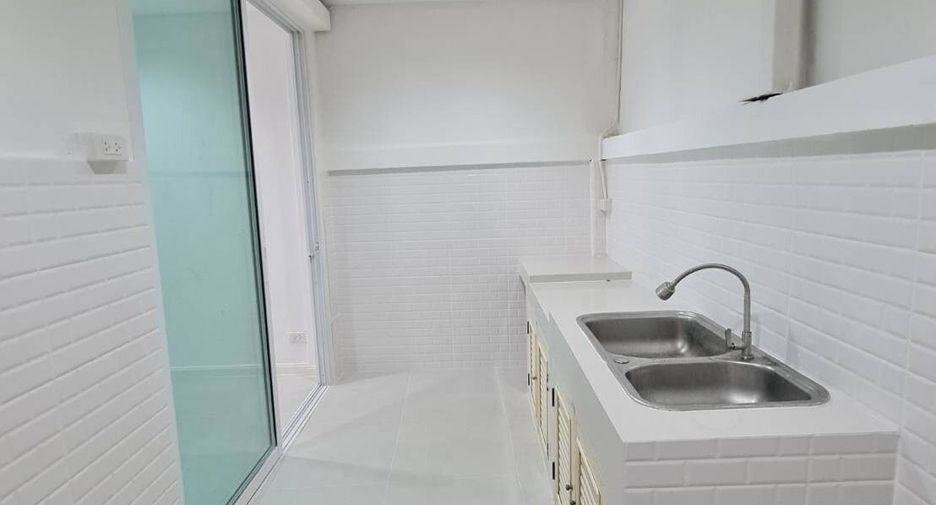 For rent 2 bedrooms townhouse in Bang Kapi, Bangkok