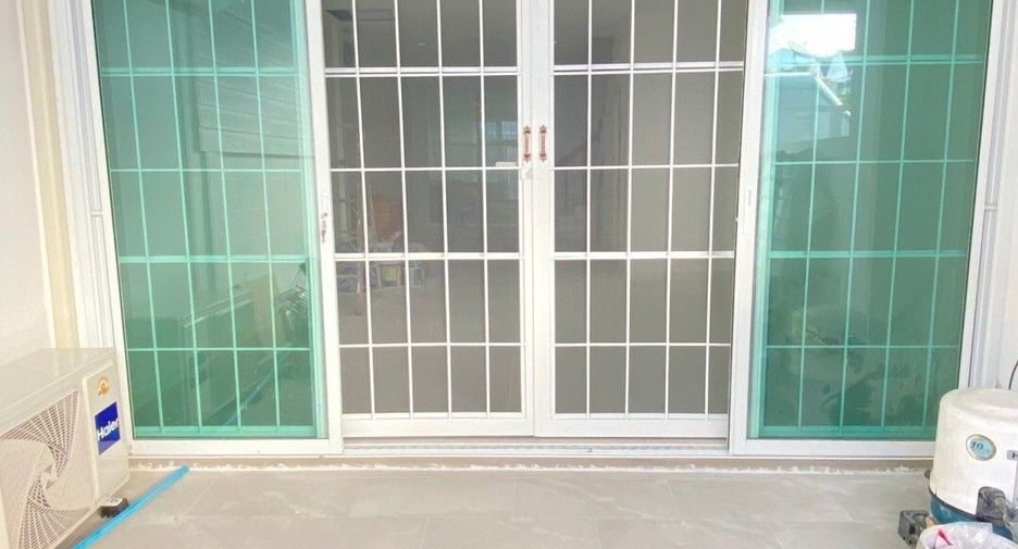 For rent 2 bedrooms townhouse in Bang Kapi, Bangkok