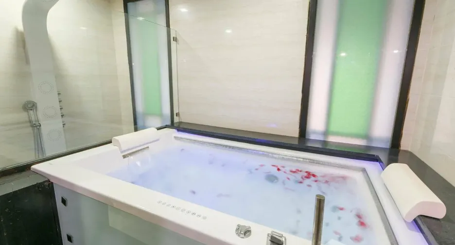 For rent 4 bedrooms villa in Bang Na, Bangkok