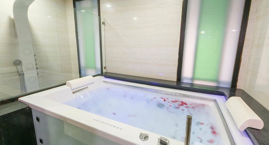For rent 4 bedrooms villa in Bang Na, Bangkok