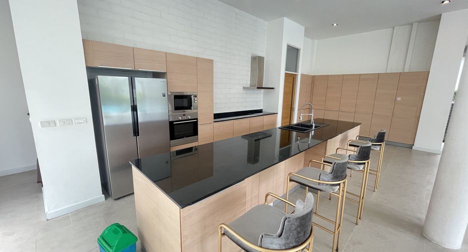 For rent 4 bedrooms house in Khlong Toei, Bangkok