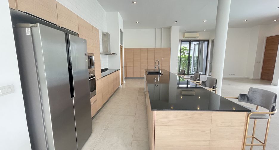 For rent 4 bedrooms house in Khlong Toei, Bangkok