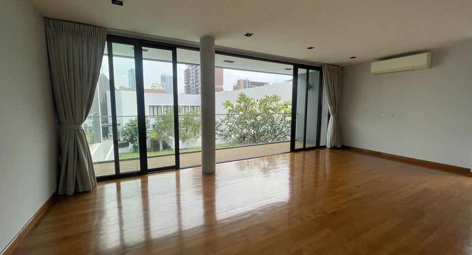 For rent 4 bedrooms house in Khlong Toei, Bangkok