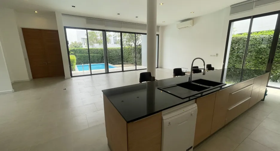 For rent 4 bedrooms house in Khlong Toei, Bangkok